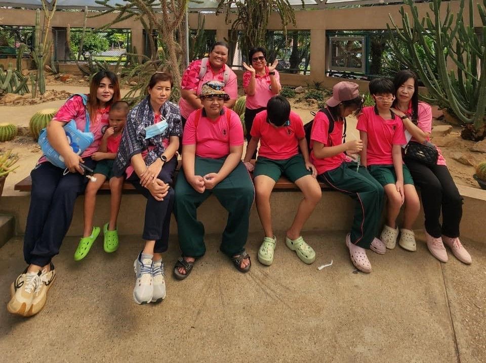 กิจกรรมเรียนรู้โลกกว้าง ณ สวนหลวง ร.9 เด็กๆ ได้ออกไปเรียนรู้นอกห้องเรียน ได้สัมผัสบรรยากาศ สิ่งแวดล้อมใหม่ๆ เด็กๆ ยิ้มแย้ม แจ่มใส มีความสุข สนุกสนานกับการได้ออกไปเรียนรู้ครั้งนี้