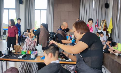 ศูนย์ฝึกอาชีพมีนบุรี ให้ความอนุเคราะห์ ตัดผมนักเรียน
