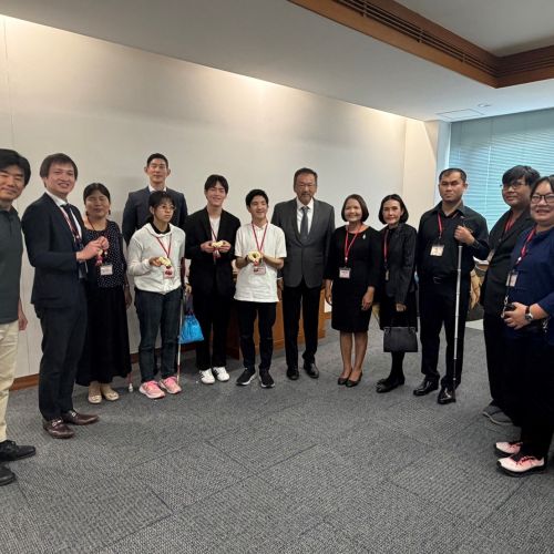 เรื่อง นโยบายการประชาสัมพันธ์ระดมทุน มูลนิธิธรรมิกชนเพื่อคนตาบอดในประเทศไทย ในพระบรมราชูปถัมภ์ องค์การสถานสาธารณกุศล ลำดับที่ ๑๗๔ เป็นองค์กรที่มีวัตถุประสงค์เพื่อจัดการศึกษา ส่งเสริมการศึกษา ส่งเสริมอาชีพและฟื้นฟู สมรรถภาพคนตาบอด เป็นองค์กรที่ไม่แสวงหากำไร ภารกิจดำเนินมาได้ด้วยปัจจัยบริจาคจากผู้คนในสังคม มูลนิธิมีการจัดกิจกรรมประชาสัมพันธ์ระดมทุน หลากหลายรูปแบบ เช่น เชิญชวนบริจาคในโอกาสพิเศษต่างๆ วางกล่องบริจาค จำหน่ายผลิตภัณฑ์ ทอดผ้าป่า วิ่งการกุศล ปั่นจักรยานการกุศล คอนเสิร์ตการกุศล กอล์ฟการกุศล เป็นต้น มูลนิธิ ไม่มีนโยบายให้พนักงาน หรือบุคคลใดไปเดินเรี่ยไรเงินบริจาค หรือโทรศัพท์ไปขอรับบริจาค การบริจาคเงินให้มูลนิธิจะต้องได้รับใบเสร็จทุกครั้ง ใบเสร็จสามารถยื่นลดหย่อนภาษีได้ หากผู้บริจาคโอนเงินบริจาคให้มูลนิธิ บัญชีที่รับบริจาคจะเป็นชื่อบัญชีมูลนิธิธรรมิกชนเพื่อคนตาบอด ในประเทศไทย ในพระบรมราชูปถัมภ์ หรือชื่อบัญชีสถานศึกษา หน่วยงาน ได้แก่ ๑. โรงเรียนการศึกษาคนตาบอดขอนแก่น ๒. โรงเรียนการศึกษาคนตาบอดร้อยเอ็ด ๓. โรงเรียนการศึกษาคนตาบอดนครราชสีมา ๔. โรงเรียนการศึกษาคนตาบอดและคนตาบอดพิการซ้ำซ้อนลพบุรี ๕. โรงเรียนการศึกษาคนตาบอดธรรมสากลหาดใหญ่ ๒. โรงเรียนธรรมิกวิทยา ๗. โรงเรียนการศึกษาเด็กตาบอดพิการซ้ำซ้อนชะอำ ๘. โรงเรียนบ้านเด็กรามอินทรา ๔. โรงเรียนการศึกษาคนตาบอดแม่สาย ๑๐. วิทยาลัยอาชีวศึกษาคนตาบอดขอนแก่น ๑๑. ศูนย์ส่งเสริมและพัฒนาอาชีพคนตาบอดพิการซ้ำซ้อนนครนายก ๑๒. ศูนย์เรียนรู้การฟื้นฟูสมรรถภาพคนตาบอดโดยชุมชน ศูนย์เทคโนโลยีการศึกษาคนตาบอด๑๓. สำนักหอสมุดเบญญาลัย ๑๔. สถาบันส่งเสริมและพัฒนาคุณภาพชีวิตคนตาบอดภาคตะวันออกเฉียงเหนือ หากท่านโอนเงินบริจาคและพบว่า บัญชีที่รับบริจาคเป็นชื่อบุคคล หรือ หากท่านพบเห็นกลุ่มบุคคล เดินขอเรี่ยไรและอ้างตนว่าเป็นพนักงานมูลนิธิ ท่านสามารถแจ้งตำรวจเพื่อดำเนินคดีได้ หรือโทรศัพท์สอบถาม ข้อมูลได้ สำนักงานใหญ่ โทร. ๐๘๐ - ๐๕๗ - ๗๑๕๗ จึงเรียนมาเพื่อทราบโดยทั่วกัน ขอแสดงความนับถือ (นางกรกนก ศิริวงษ์) ผู้อำนวยการ มูลนิธิธรรมิกชนเพื่อคนตาบอดในประเทศไทย ในพระบรมราชูปถัมภ์