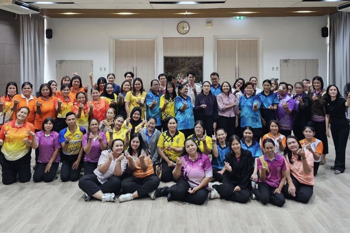 ผู้เข้าอบรมถ่ายภาพร่วมกับผู้บริหาร