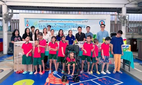 ขอขอบคุณ คุณต้อม เรนโบว์ ครอบครัว และทีมงาน ที่ได้มอบสิ่งของเครื่องอุปโภค-บริโภค และทุนทรัพย์จำนวนเงิน 187,648 บาท เป็นรายได้จากการจัดคอนเสิร์ต เพื่อสนับสนุนการฟื้นฟูสมรรถภาพและพัฒนาคุณภาพชีวิตของนักเรียนตาบอดพิการซ้อน