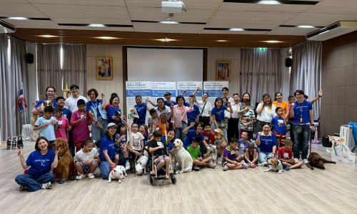การท่องเที่ยวแห่งประเทศไทย และ Therapy Dog Thailand เป็นเจ้าภาพเลี้ยงอาหารว่าง  พร้อมทั้งนำสุนัขบำบัด  มาร่วมทำกิจกรรมสร้างรอยยิ้มและความสุขให้นักเรียนตาบอดพิการซ้อน