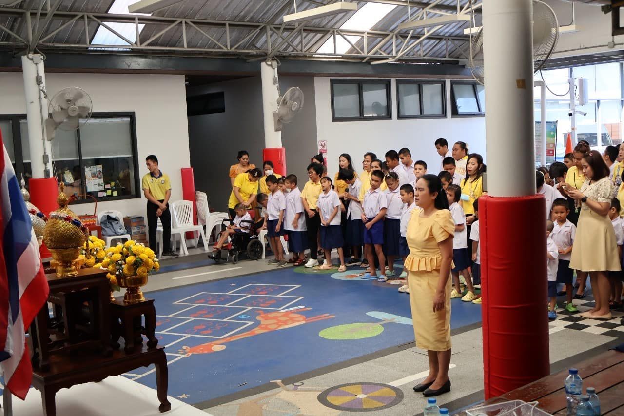 นักเรียนร่วมกันทำบุญใส่บาตรพระสงฆ์ เนื่องในวันคล้ายวันพระบรมราชสมภพของพระบาทสมเด็จพระบรมชนกาธิเบศร มหาภูมิพลอดุลยเดชมหาราช บรมนาถบพิตร ประจำปี 2567