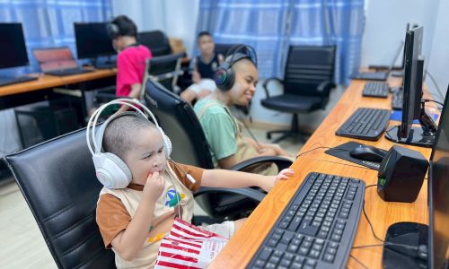 กิจกรรม “เรียนรู้โลกกว้างออนไลน์” ของน้อง ๆ นักเรียนตาบอดพิการซ้อน โรงเรียนบ้านเด็กรามอินทรา น้อง ๆ ได้สนุกสนานไปกับการชมภาพยนตร์และการ์ตูน ได้ท่องโลกกว้างทาง Youtube เพื่อฟังเพลงที่ชอบ พร้อมอิ่มเอม กับป๊อปคอร์นแสนอร่อย กิจกรรมนี้ไม่เพียงสร้างความสุขและรอยยิ้ม แต่ยังเป็นอีกหนึ่งโอกาสให้น้อง ๆ ได้เปิดประสบการณ์ใหม่ ๆ