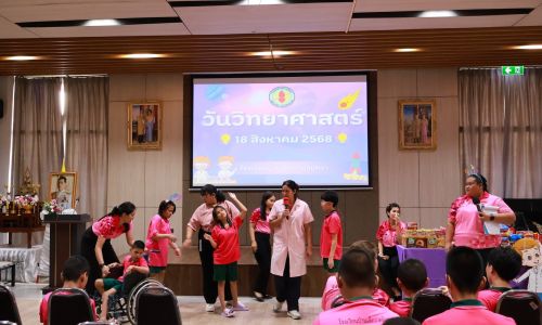 นักเรียนเข้าร่วมกิจกรรมการเป็นนักวิทยาศาสตร์ตัวน้อย ฝึกสังเกต เรียนรู้ สัมผัส ทดลอง ตอบคำถามง่ายๆ เด็กๆ มีความตื่นเต้นและสนุกกับกิจกรรมดีๆ ในครั้งนี้