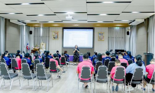 คณะครู บุคลากร และนักเรียน เข้าอบรมพิทักษ์สิทธิเด็กและคนพิการ เพื่อเป็นการทบทวน ย้ำเตือนให้ทุกคนได้ตระหนักถึงสิทธิ์ต่างๆของเด็กในความดูแลที่ควรได้รับ