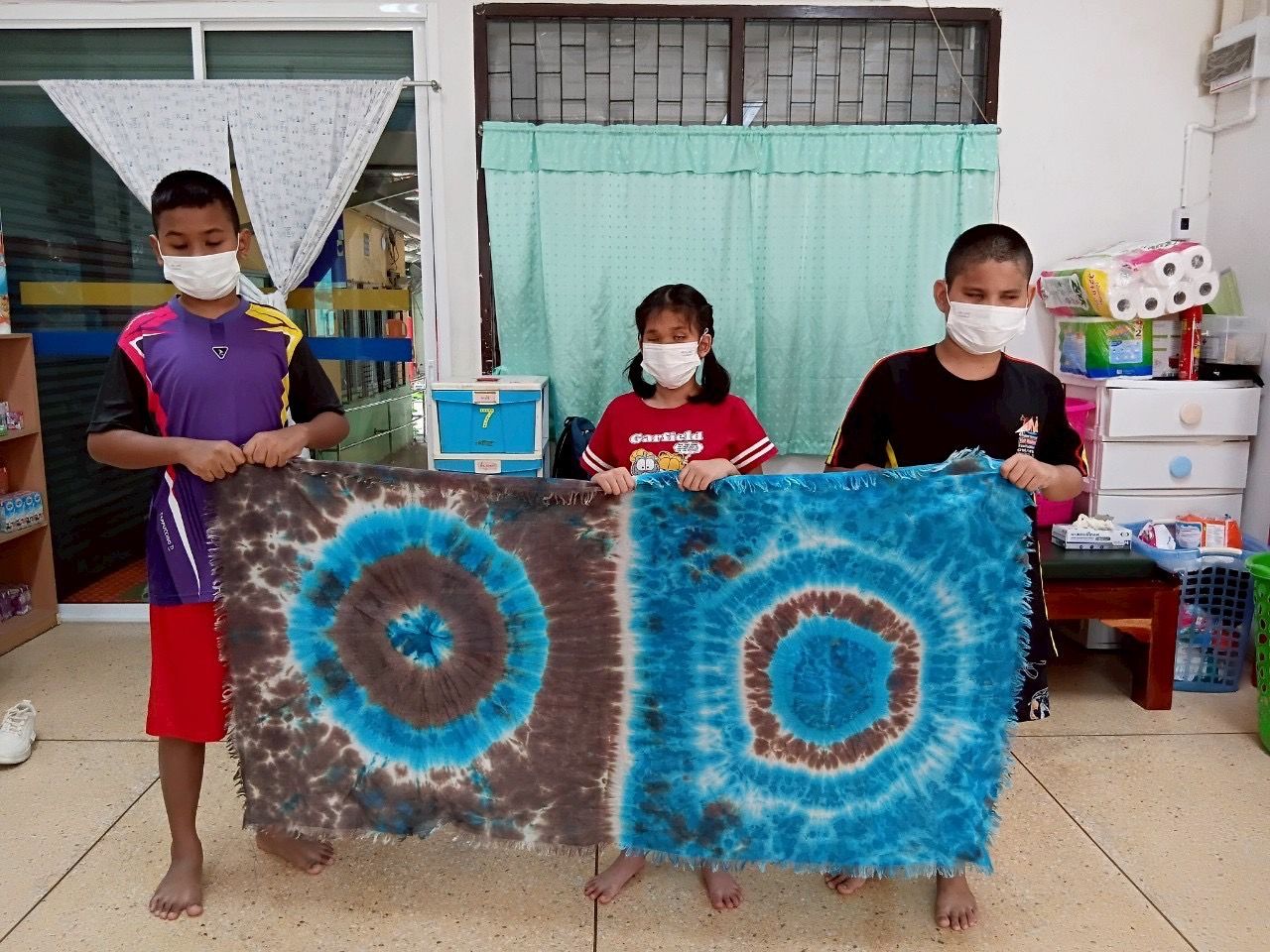 ผ้ามัดย้อม ผลิตภัณฑ์งานฝีมือของนักเรียน ใบล่ะ 25 บาท