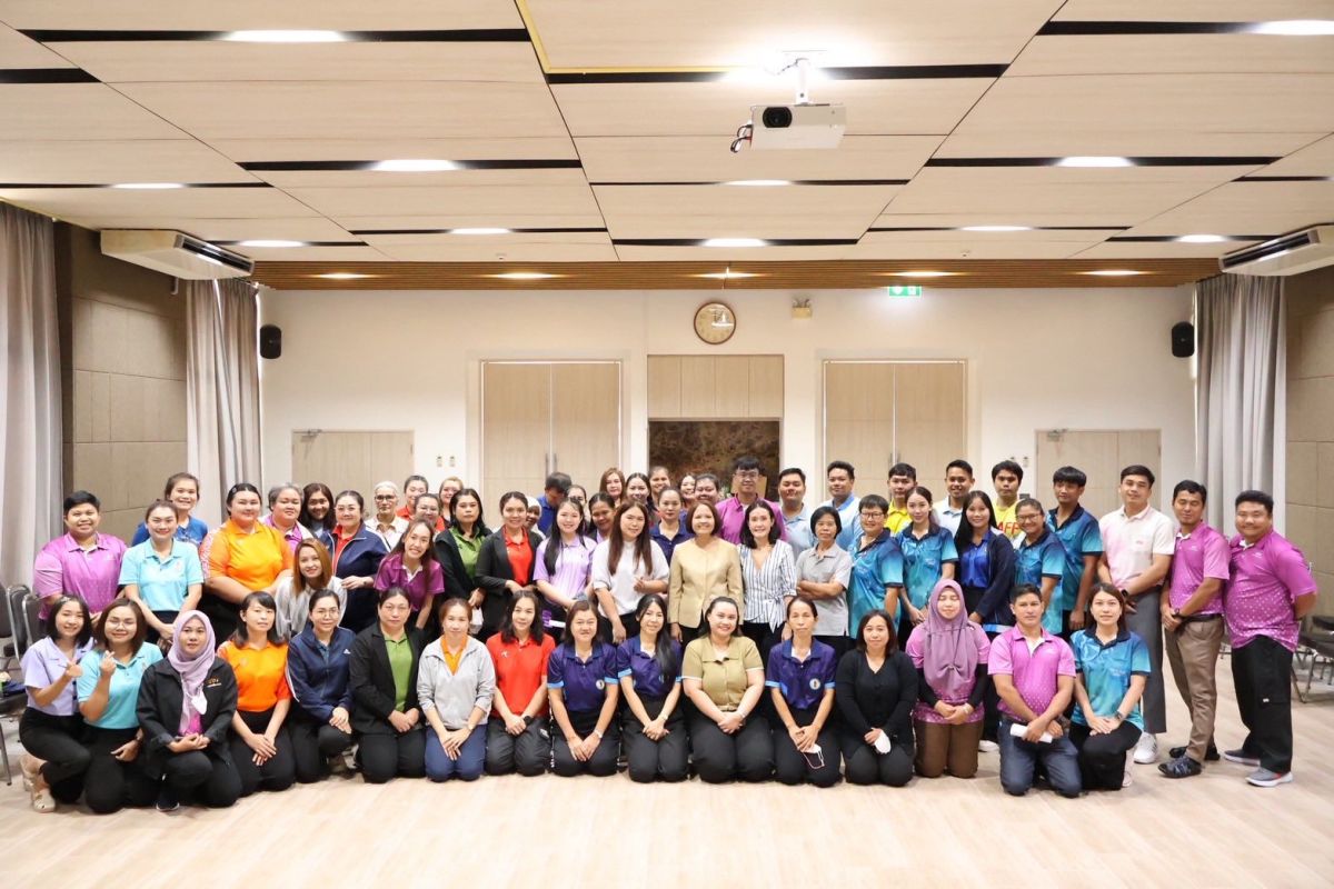 ผู้เข้าอบรมถ่ายภาพร่วมกับผู้บริหาร