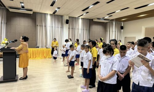 ผู้บริหาร ครู บุคลากรและนักเรียน เข้าร่วมพิธี ถวายพระพรชัยมงคล ในกิจกรรมถวายราชสดุดีถวายพระพรชัยมงคล เนื่องในวันเฉลิมพระชนมพรรษาพระบาทสมเด็จพระเจ้าอยู่หัว รัชกาลที่ 10