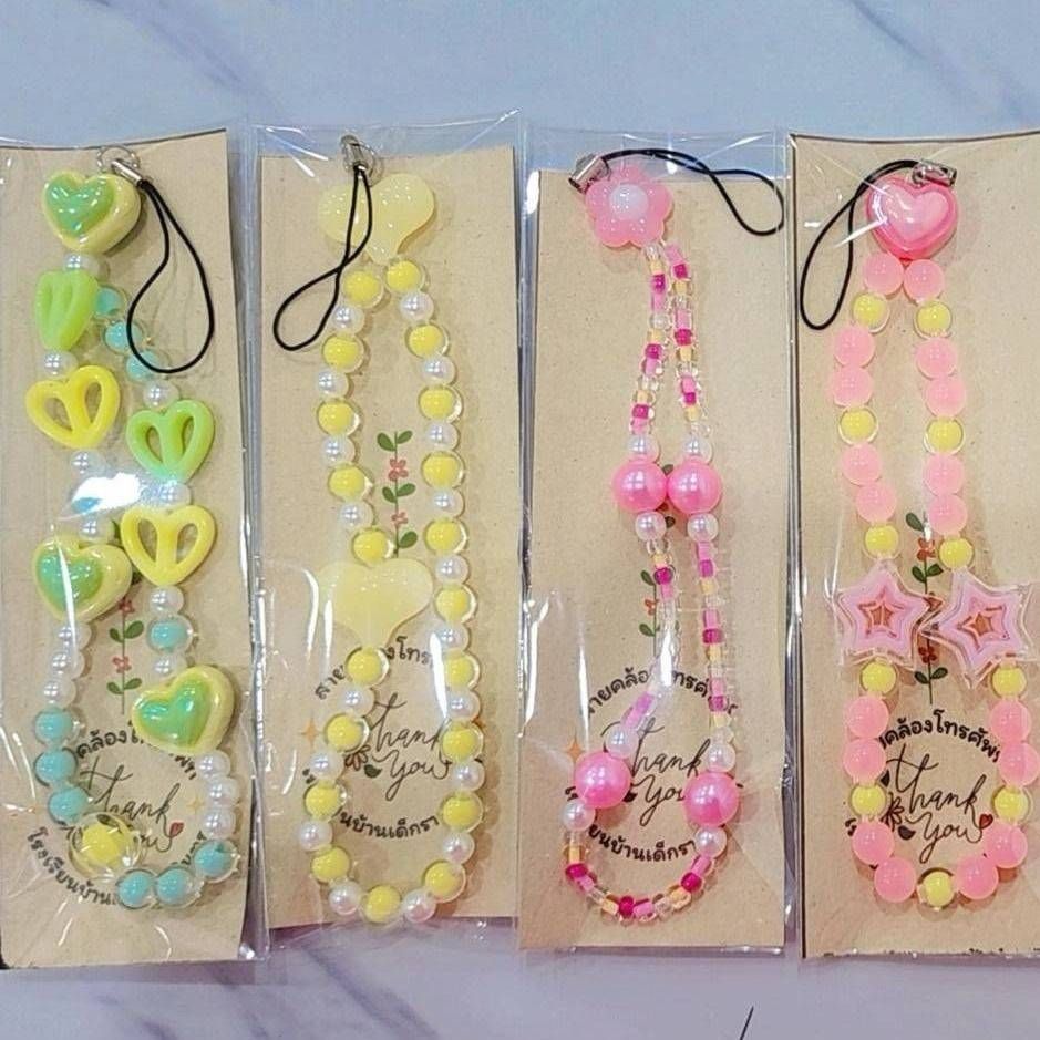 สายคล้องโทรศัพท์ ผลิตภัณฑ์งานฝีมือของนักเรียน เส้นล่ะ 25 บาท