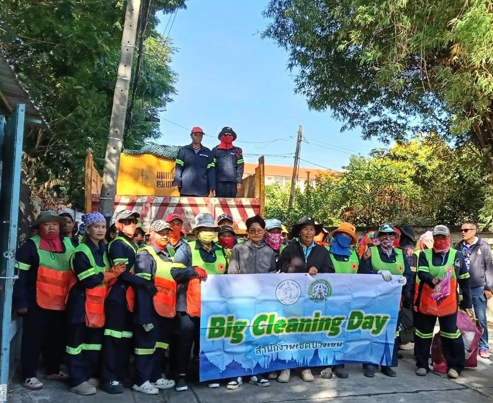 สำนักงานเขตบางเขน ร่วมเป็นจิตอาสา ทำความสะอาดบริเวณรั้วโรงเรียนบ้านเด็กรามอินทรา เพื่อให้เกิดความสะอาด ถูกสุขลักษณะ ต่อนักเรียนตาบอดพิการซ้อน