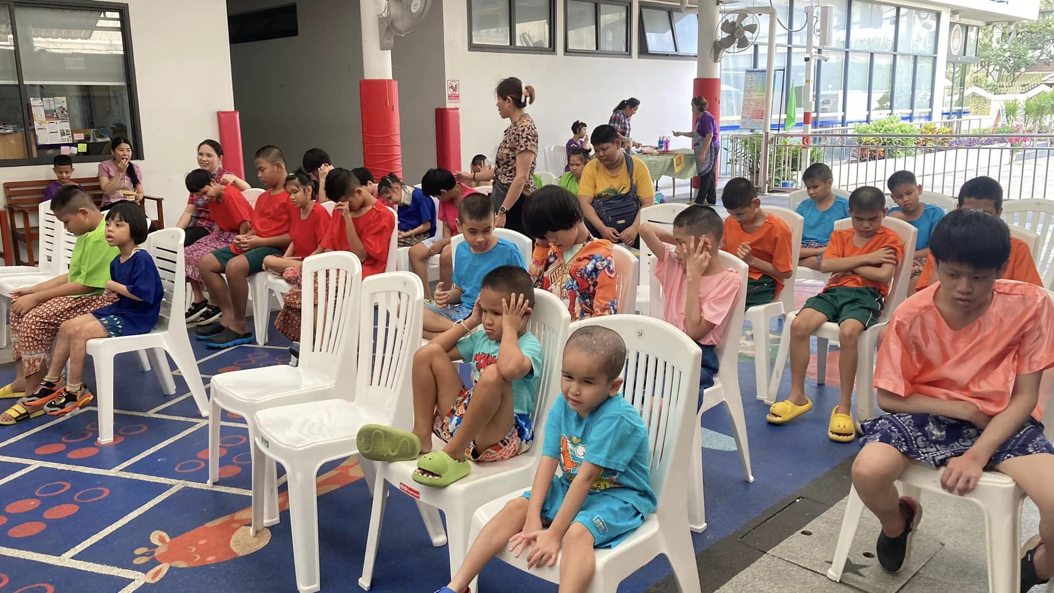 น้องๆ จัดกิจกรรมวันศุกร์หรรษา และตลาดนัดวันศุกร์